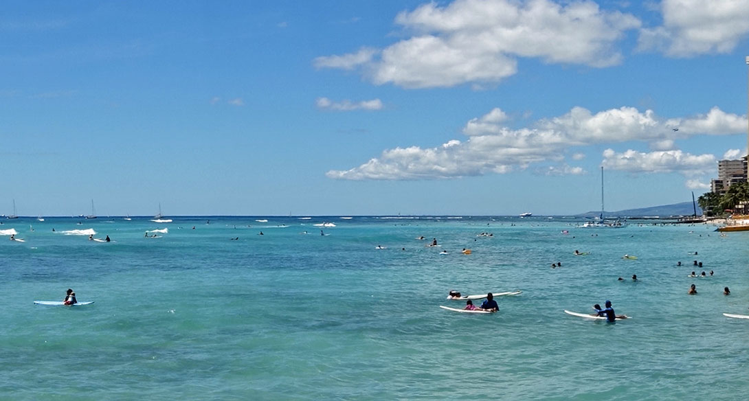 Surfen am Strand von Waikiki