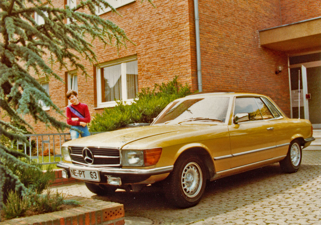 Oliver mit dem SLC vorm Haus Oliver mit SLC